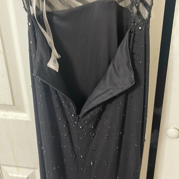 Evening gown Gorgeous black dress worn once. Black shiny beading to the floor. - Picture 15 of 17